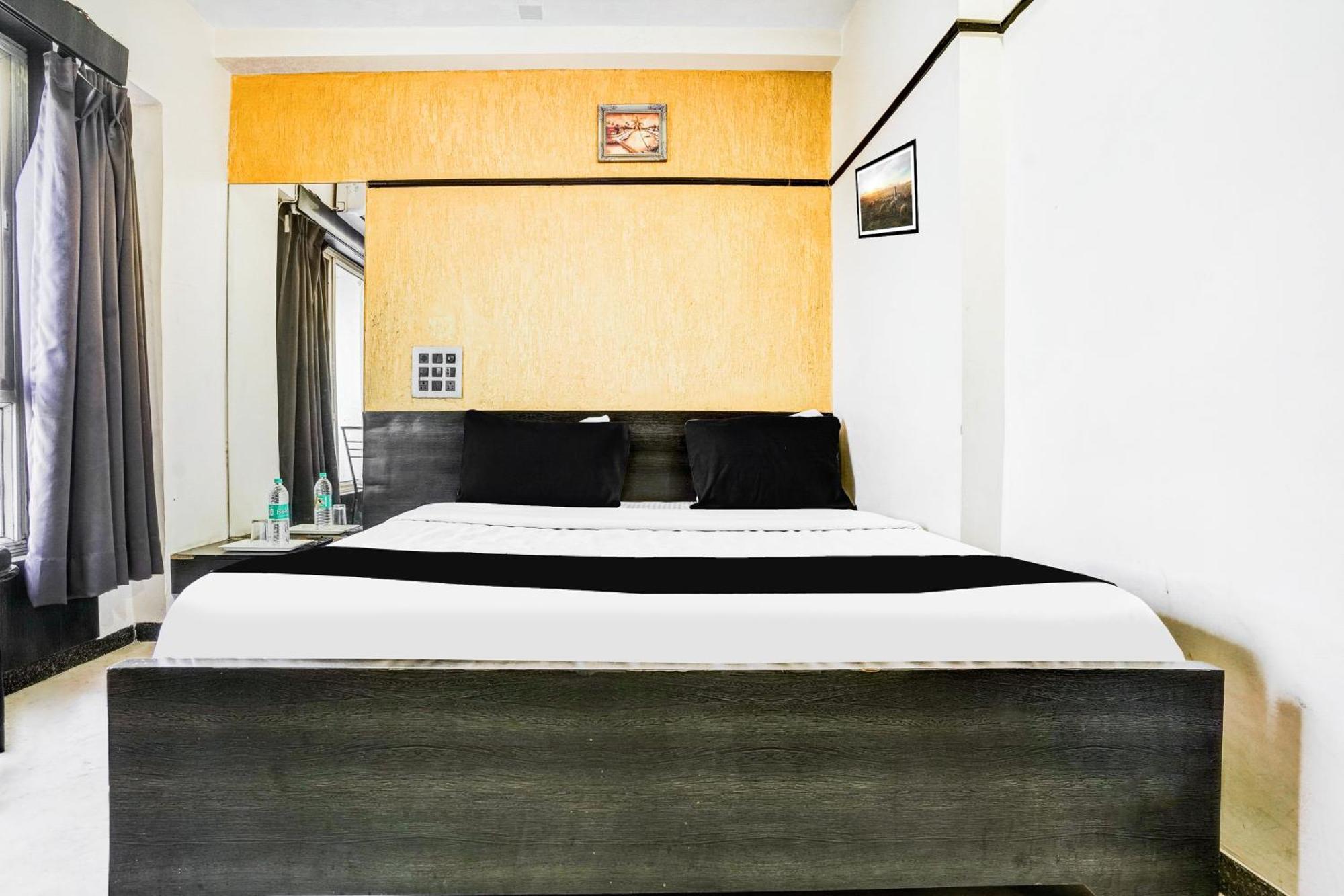 Super Collection O Ashram Road Near Sardar Bridge Formerly Hotel Apple Inn Ahmedabad Exterior photo